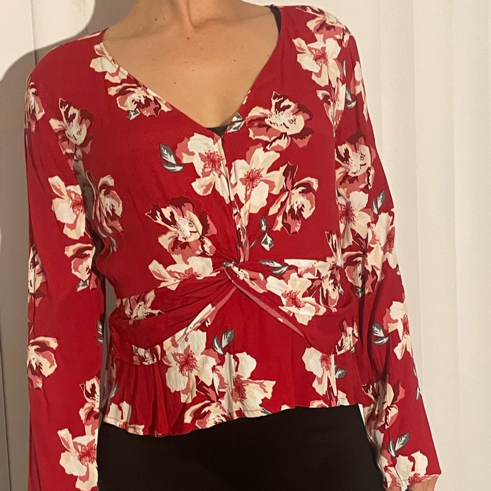 Wonens long sleeve v neck blouse S red